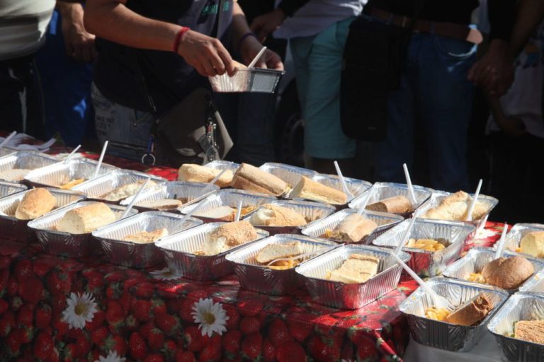 Γεύμα αγάπης από τον Δήμο Αθηναίων για άστεγους και απόρους