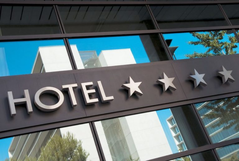 Παρατείνεται η διάρκεια της ΣΣΕ μεταξύ ξενοδοχοϋπαλλήλων – ξενοδόχων