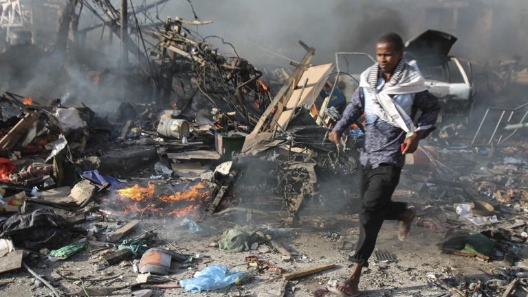 Δεκάδες νεκροί από δύο βομβιστικές επιθέσεις στο Μογκαντίσου