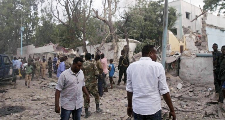 Φονικές εκρήξεις παγιδευμένων οχημάτων στη Σομαλία