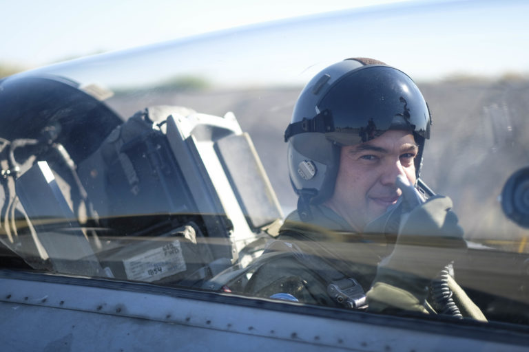 Με F-16 πάνω από το Αιγαίο ο Πρωθυπουργός (video)