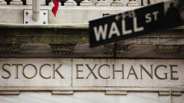 Wall Street: Μικρές απώλειες ύστερα από μια συνεδρίαση με έντονες μεταβολές