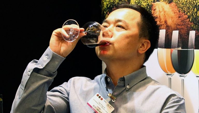 Οι Κινέζοι λατρεύουν το κρασί και σπάνε τα ρεκόρ σε εισαγωγές