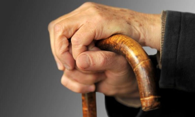 Λακωνία: Ανήλικοι έσπρωξαν και λήστεψαν 87χρονο