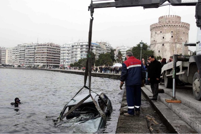 Τροχαίο ατύχημα με αυτοκίνητο που έπεσε στον Θερμαϊκό
