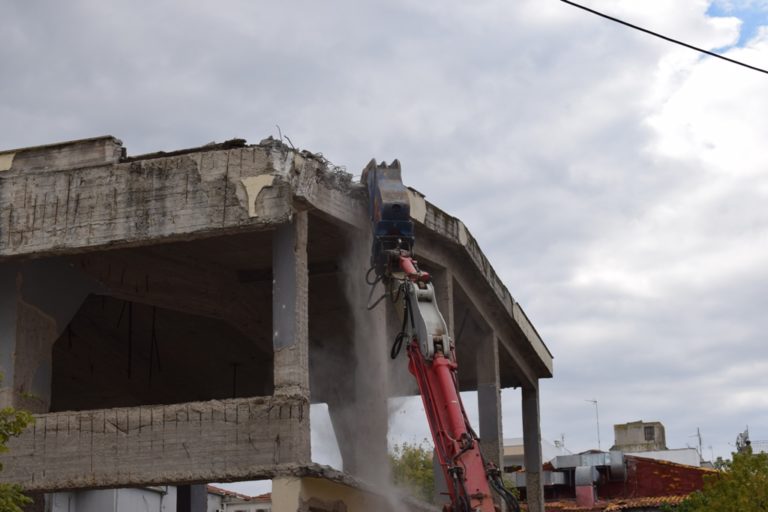 Ορεστιάδα: Κατεδάφιση κτιρίου δίπλα στο δημαρχείο