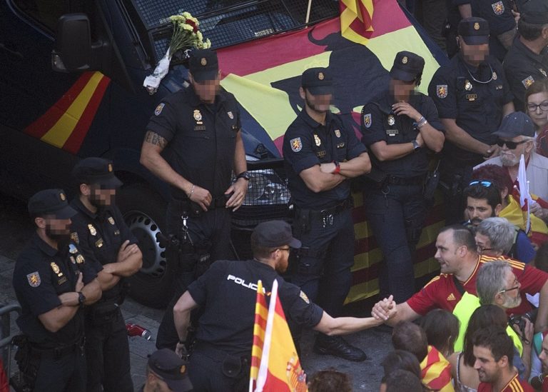 Ισπανία: Νέες διαδηλώσεις υπέρ της ενότητας-“Σκληραίνει” τη στάση του ο Ραχόι