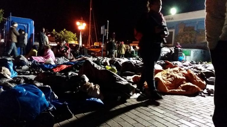 Λέσβος: Άδειασε η πλατεία Σαπφούς από τους πρόσφυγες…λόγω βροχής