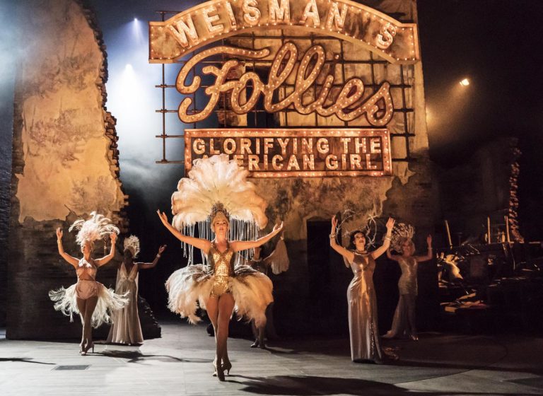 «Follies»: To θρυλικό μιούζικαλ του Sondheim σε απευθείας μετάδοση από το Olivier Theatre του Λονδίνου