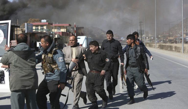 Αιματηρές επιθέσεις των Ταλιμπάν-Δεκάδες οι νεκροί  