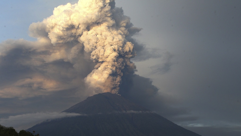 Απόδραση από το Μπαλί χιλιάδων τουριστών λόγω ηφαιστείου