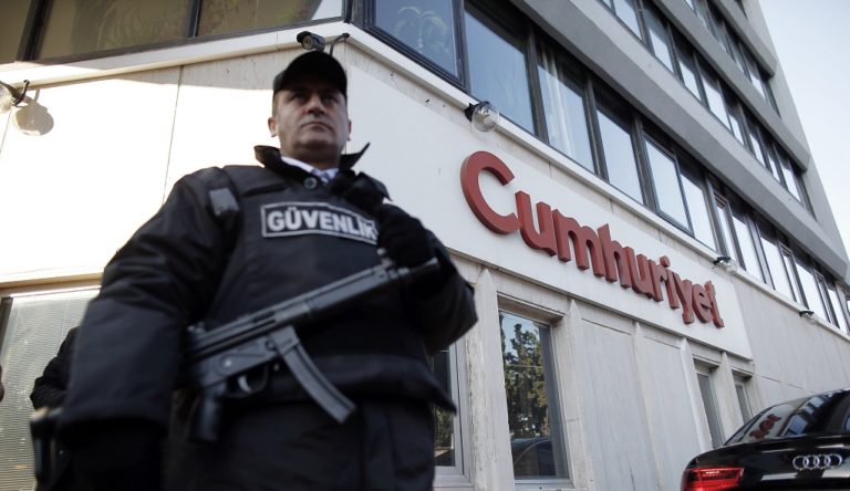 Τρία χρόνια φυλακή σε δημοσιογράφο της Cumhuriyet για ένα Τουίτ