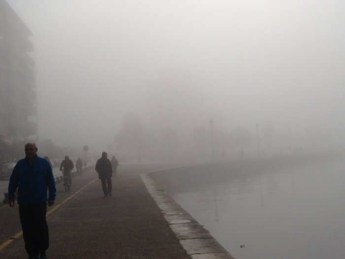 ‘Ισχυρό φαινόμενο ομίχλης’ από το πρωί στη Θεσσαλονίκη