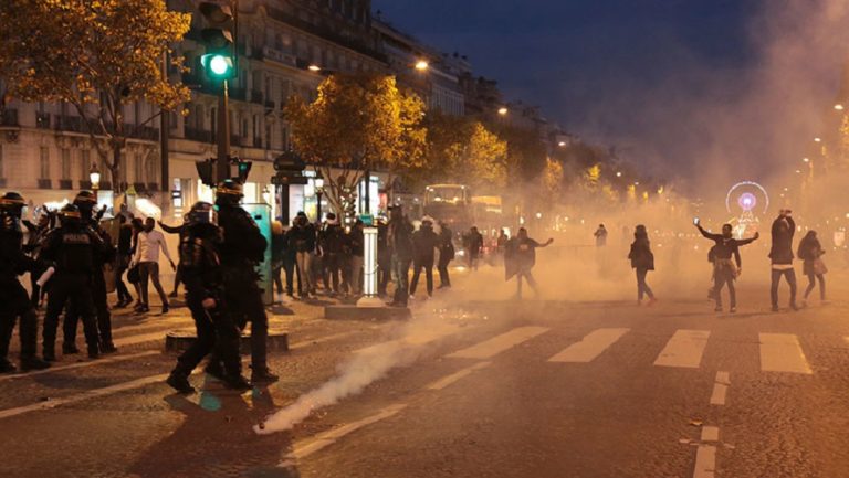 Παρίσι: Δακρυγόνα σε διαμαρτυρία για “τα σκλαβοπάζαρα” της Λιβύης (video)