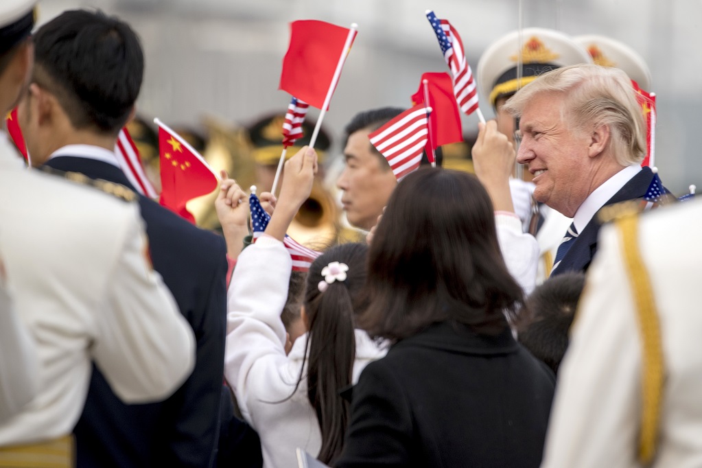 Έφτασε στην Κίνα ο Ντ. Τραμπ – Έμφαση στα αμοιβαία οφέλη δίνουν οι Κινέζοι