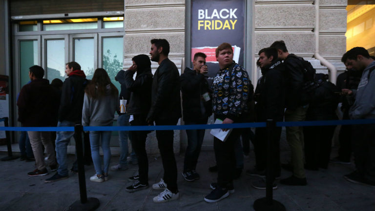 Στο ρυθμό της Black Friday οι καταναλωτές- Τι πρέπει να προσέχουν (video)