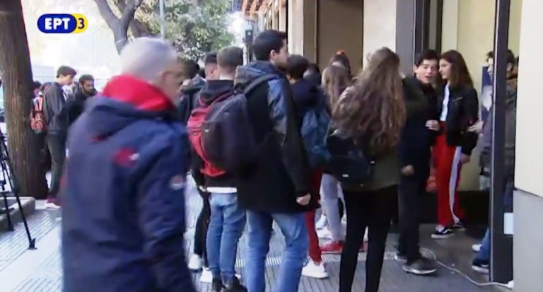 Ουρές στα καταστήματα για την «Black Friday» (video)