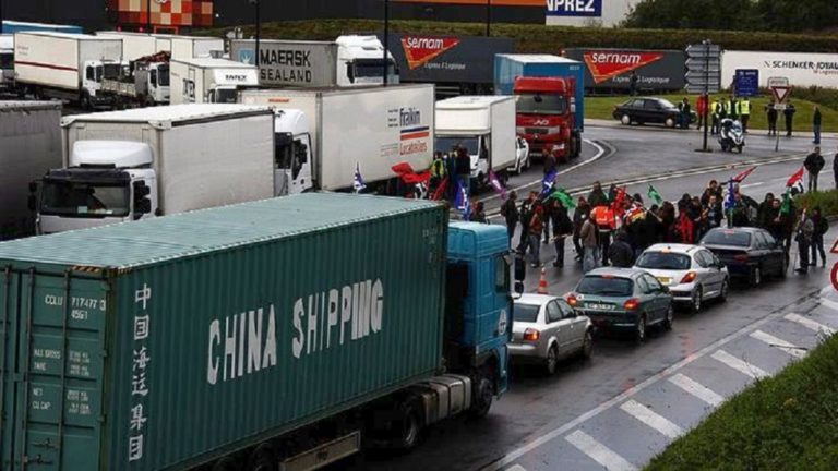 Γαλλία: Οι κινητοποιήσεις οδηγών φορτηγών δημιουργούν πρόβλημα στα σύνορα