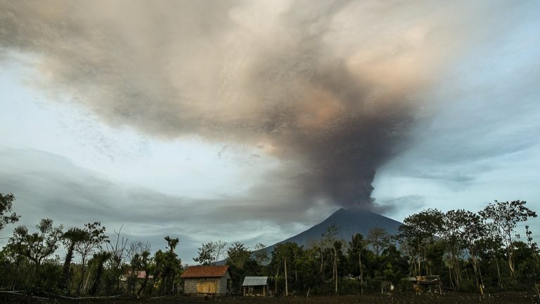 Στο μέγιστο αυξήθηκε το επίπεδο συναγερμού εξαιτίας του ηφαιστείου στο Μπαλί