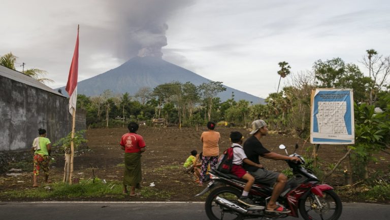 Εκατοντάδες πτήσεις ακυρώθηκαν λόγω του ηφαιστείου στο Μπαλί