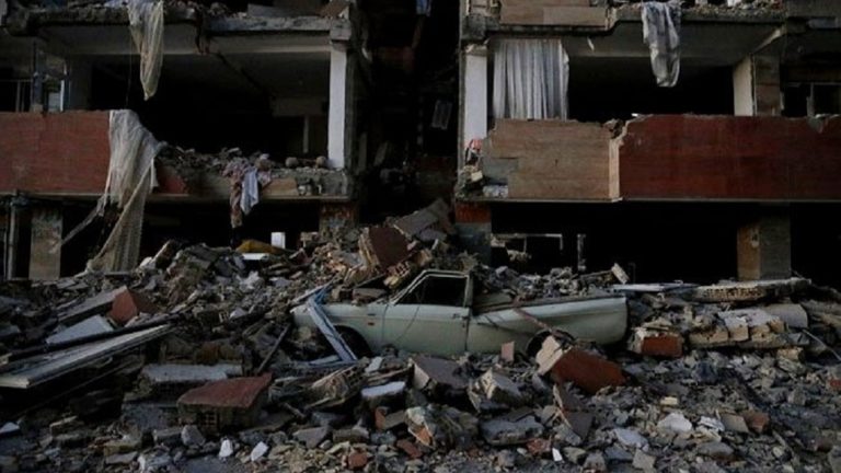 Εκατοντάδες νεκροί και χιλιάδες τραυματίες από τον ισχυρό σεισμό στα σύνορα Ιράν-Ιράκ (video)