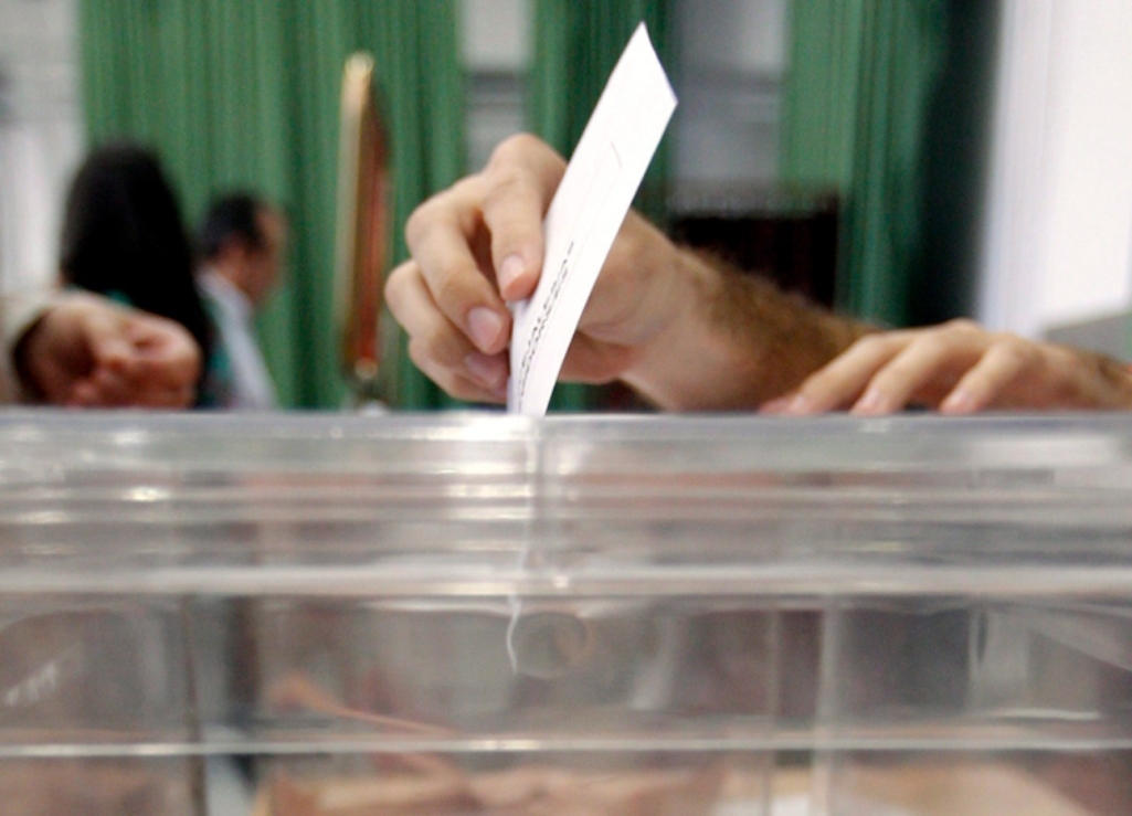 Ισπανία – δημοσκόπηση: Το συντηρητικό Λαϊκό Κόμμα κερδίζει τις εκλογές αλλά χωρίς πλειοψηφία