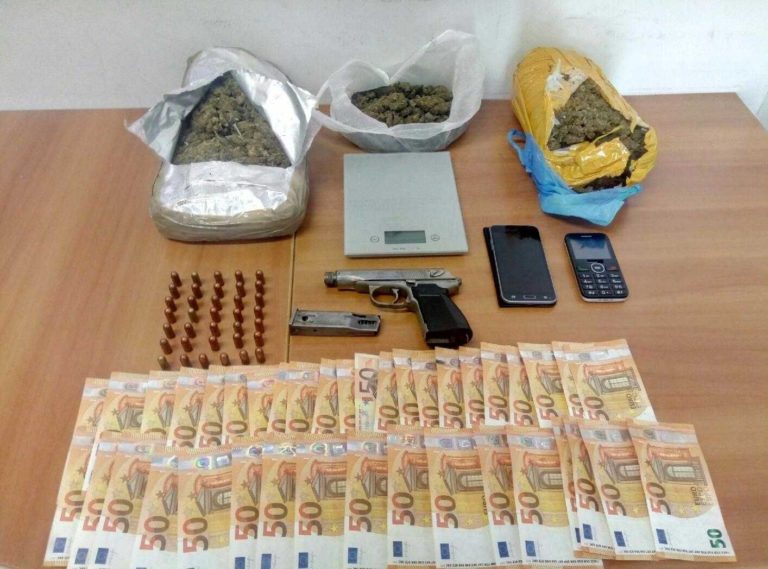 Δύο κιλά χασίς, όπλο και χρήματα βρέθηκαν σε σπίτι στην Τούμπα