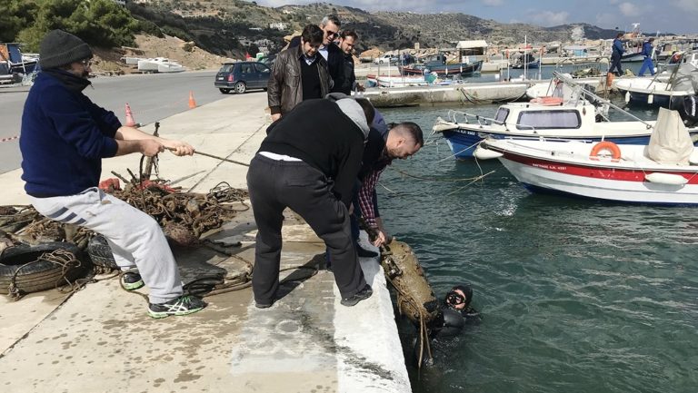 Καθάρισαν το λιμάνι στην Παντάνασσα