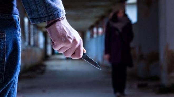 Με μαχαίρι απείλησε ζευγάρι και το λήστεψε