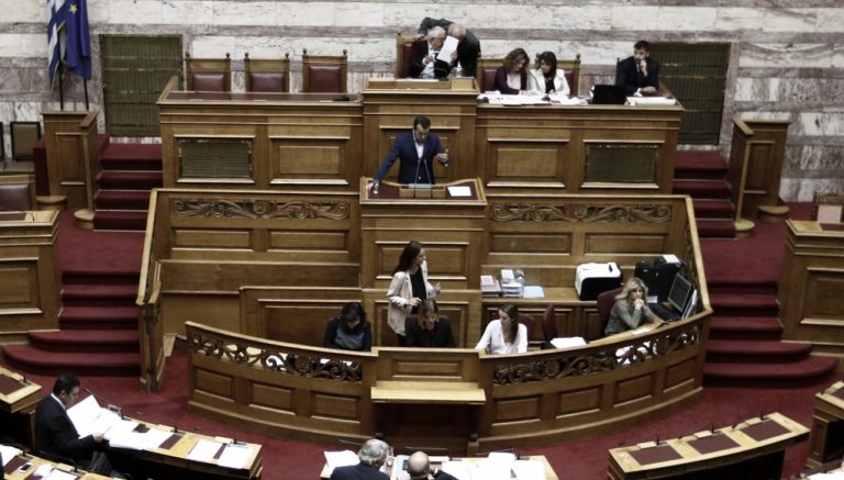 Υπερψηφίστηκε η τροπολογία για τις τηλεοπτικές άδειες (video)