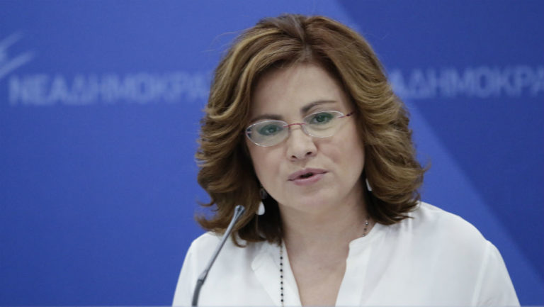 Μαρία Σπυράκη: Η κυβέρνηση υπογράφει και ψηφίζει το τέταρτο μνημόνιο
