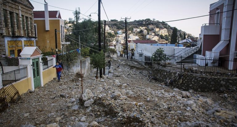 «Βούλιαξε» η Σύμη – Αποκαθίσταται η ηλεκτροδότηση (video)