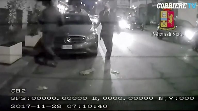 Ιταλία: Έκοψε το αυτί οδηγού ταξί με τα δόντια του για μια θέση στάθμευσης (video)