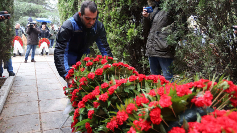 Κατάθεση στεφάνων στη Θεσσαλονίκη στο μνημείο του Πολυτεχνείου