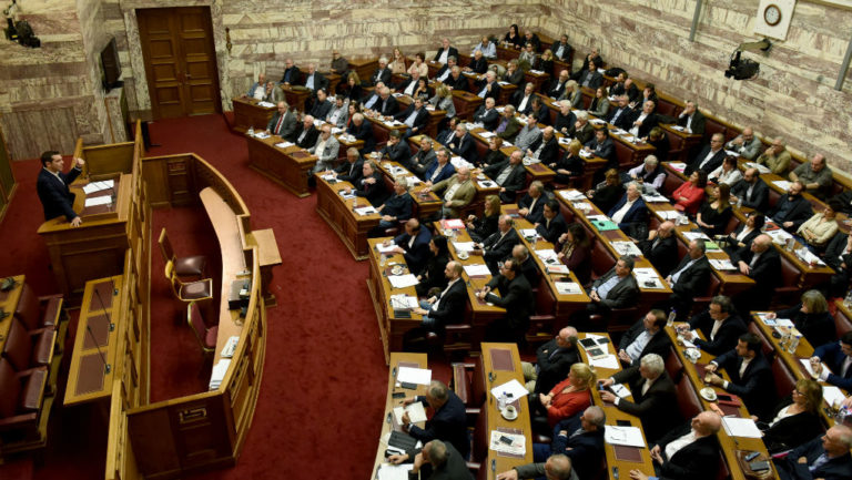 Τα κόμματα για την ομιλία Τσίπρα στην Κοινοβουλευτική Ομάδα του ΣΥΡΙΖΑ