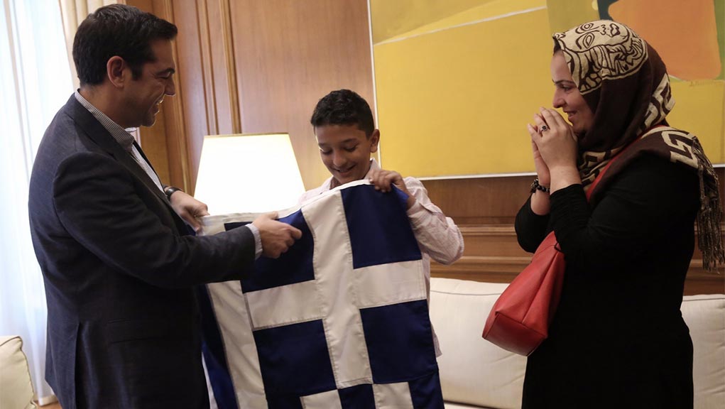 Μια ελληνική σημαία, το συμβολικό δώρο του Αλ. Τσίπρα στον 11χρονο Αμίρ (video)