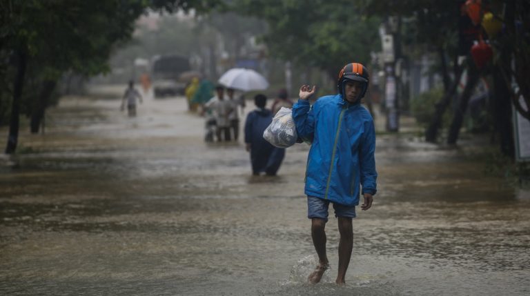 Αυξάνονται οι νεκροί από τον τυφώνα Ντάμρεϊ στο Βιετνάμ