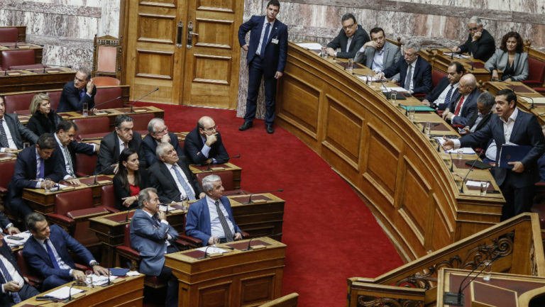Πώς σχολίασαν τα κόμματα τη συζήτηση Τσίπρα-Μητσοτάκη στη Βουλή