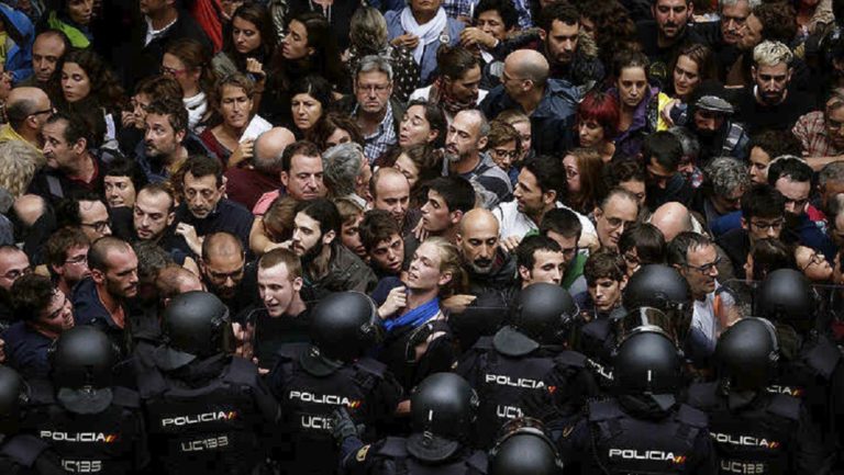 Ισπανία: Ένταση εν αναμονή εντάλματος σύλληψης του Πουϊτζντεμόν (video)