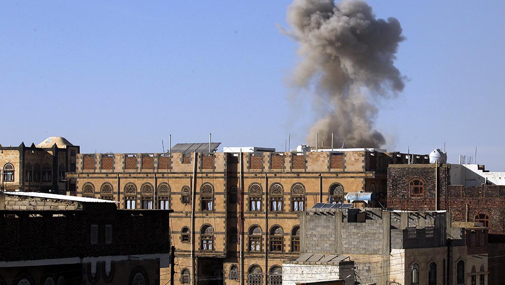 Αεροσκάφη του συνασπισμού υπό τη Σ. Αραβία βομβάρδισαν το υπουργείο Άμυνας στην Υεμένη