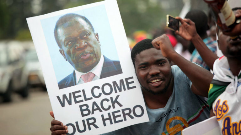 Επέστρεψε στη Ζιμπάμπουε ο πρώην αντιπρόεδρος Μνανγκάγκουα