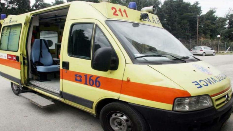 Ασυνείδητος οδηγός εγκατέλειψε μητέρα και τα ανήλικα παιδιά της ύστερα από τροχαίο