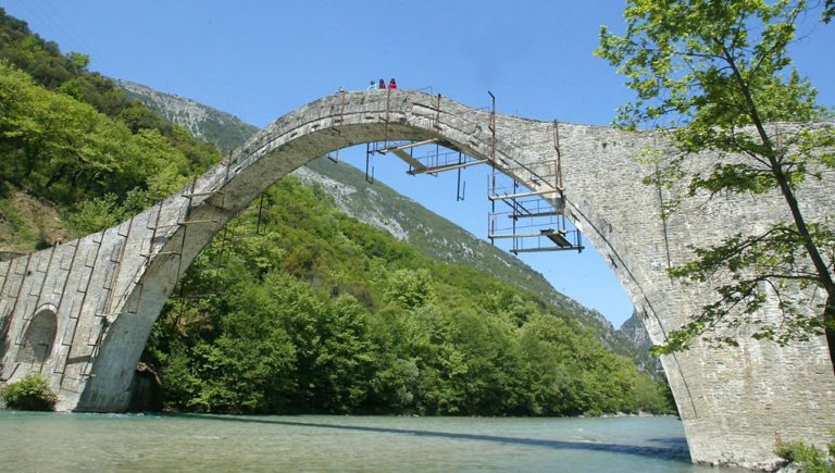 Ολοκληρώθηκαν οι εργασίες στερέωσης του γεφυριού της Πλάκας