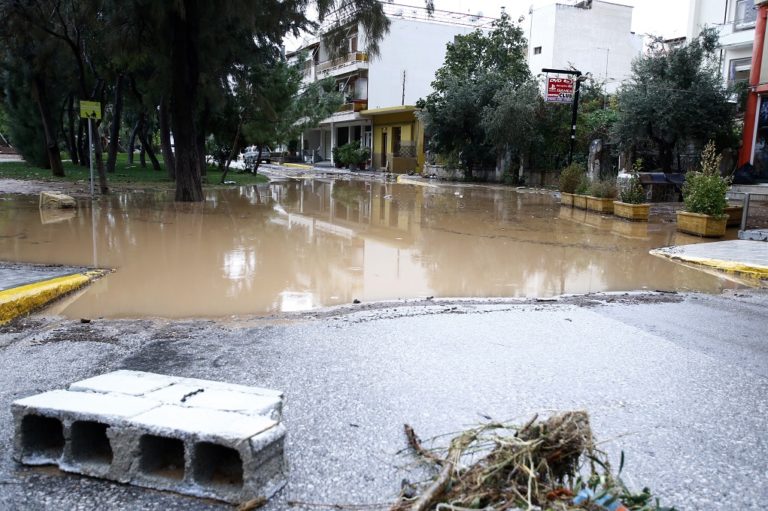 Στήριξη επιχειρήσεων για τις ζημιές από τις πλημμύρες