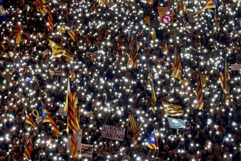 Καταλονία: Ογκώδης διαδήλωση υπέρ της αποφυλάκισης των αυτονομιστών ηγετών