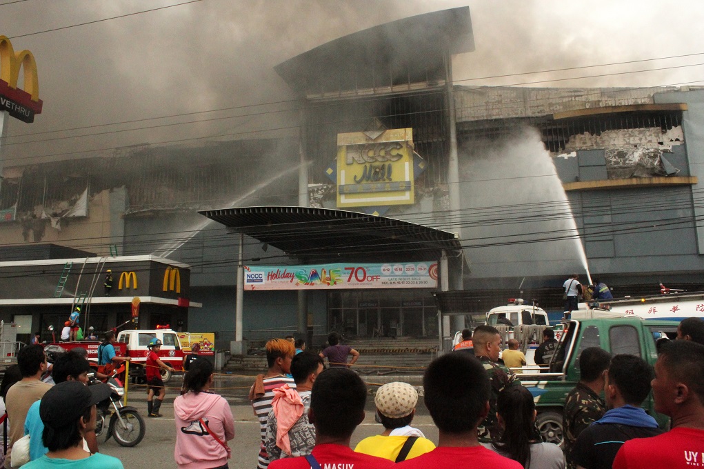 Φόβοι για τουλάχιστον 37 νεκρούς από πυρκαγιά σε εμπορικό κέντρο