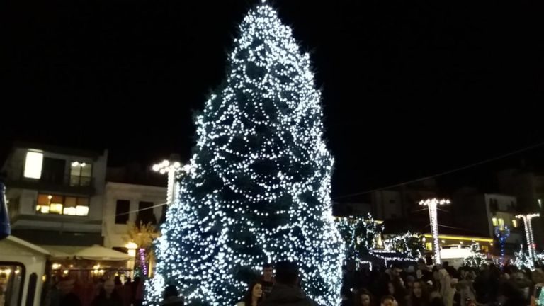 Άναψε το χριστουγεννιάτικο δένδρο της Τρίπολης