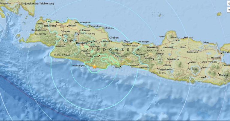 Φονικός σεισμός μεγέθους 6,5 Ρίχτερ στην Ινδονησία
