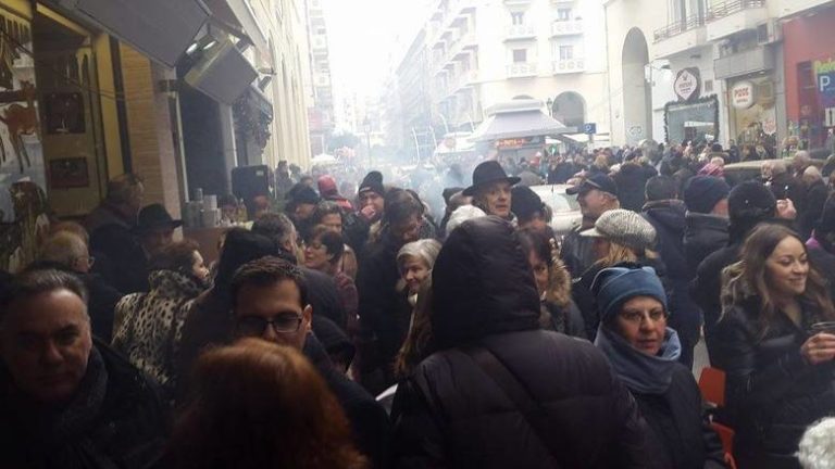 Κάλαντα, μουσική, ψησταριές και πλήθος κόσμου στο κέντρο της Θεσσαλονίκης
