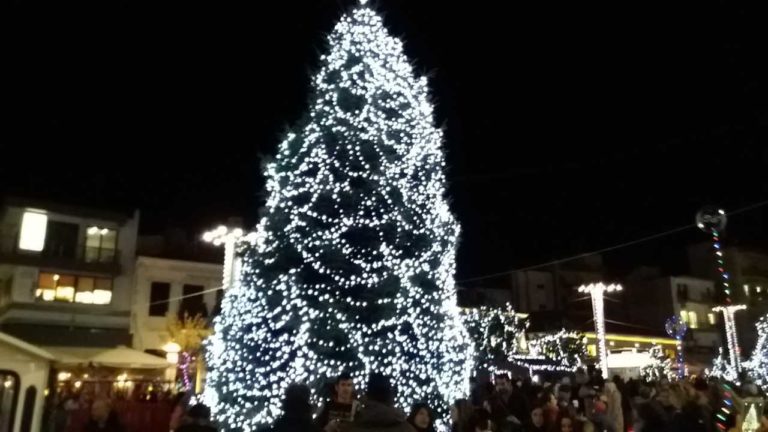 Άναμμα Χριστουγεννιάτικου δένδρου στη Μεγαλόπολη